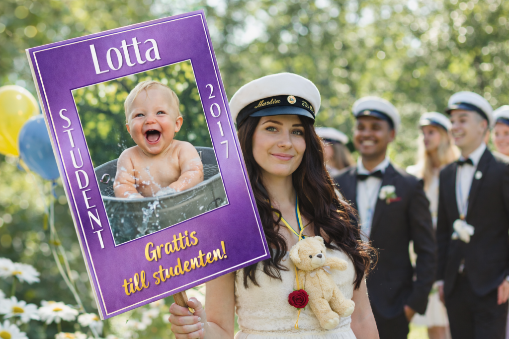 AI genererad bild med en kvinna på som håller en student skylt. Bakom står andra studenter.